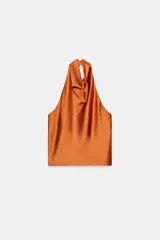 Top de cuello halter satinado en color naranja tostado, con espalda descubierta y cierre trasero de botones.