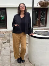 Kimono de lycra de algodón negra, de calce amplio con mangas largas y bolsillos laterales.