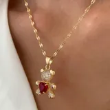 Collar dorado con dije de oso con incrustaciones de strass y corazón rojo.