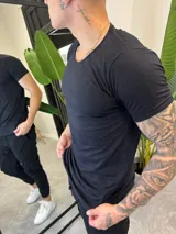 Remera negra de corte slim fit, con cuello redondo y mangas cortas.