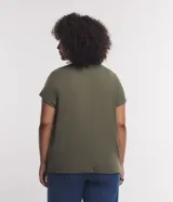 Blusa tipo muscle tee de corte holgado, confeccionada en tejido rib acanalado, con escote redondo y diseño sin mangas.
