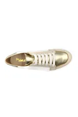Zapatillas deportivas de cuero, combinando paneles en color blanco y detalles metalizados en tono dorado. Presentan cierre mediante cordones blancos y suela de goma plana.