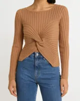 Sweater color marrón claro de punto acanalado, con mangas largas y detalle de nudo en la parte delantera.