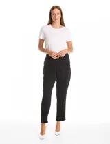 Pantalon de corte relajado color beige, con cintura plana en el frente y elástica en la parte posterior. Presenta pierna de corte recto, bolsillos laterales diagonales y bolsillos traseros simulados.