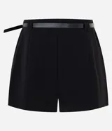 Short de sastrería Blue Steel color verde militar, de corte estructurado con pinzas delanteras y largo mini. Incluye un cinturón negro delgado con hebilla metálica.