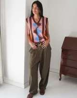 Pantalón gaucho verde oliva de corte ancho con bolsillos laterales y presillas para cinturón.