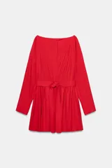 Vestido corto rojo de cuello barco y manga larga. Incluye un cinturón del mismo tejido y cierre frontal con botones ocultos por solapa.