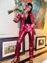 Pantalón de cuero con estampado metalizado multicolor y corte recto.