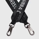 Correa para cartera de cinta tejida negra con la inscripción 'BUBBA ESSENTIAL' en color plateado. Cuenta con ganchos metálicos en los extremos y detalles en cuero sintético.