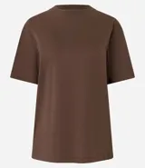 Remera básica de algodón color negro, con cuello redondo y mangas cortas.