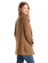 Chaqueta de tejido tweed en tonos marrones con hilos metálicos, diseño de corte sastrero con cuello de solapa, bolsillos frontales aplicados y mangas con presilla ajustable.