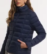 Campera puffer de poliamida color verde oliva, con cuello alto, cierre frontal y diseño acolchado horizontal.