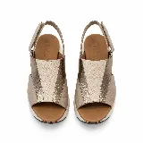Sandalias de cuero combinadas en tonos tostado, nude y detalles metalizados dorados, con diseño de tiras cruzadas y textura efecto reptil en la parte superior. Cuentan con suela de plataforma baja y tira ajustable en el talón.