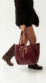 Cartera tote de cuero color marrón con doble asa de hombro y etiqueta con el logo de la marca "Soriame" en el frente.