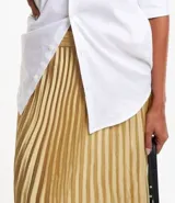 Falda midi plisada color dorado, de crepé satinado, con cierre lateral.