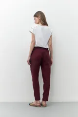 Pantalón de pijama color bordó, de corte recto y tiro alto, con cintura elástica ajustable con cordón.