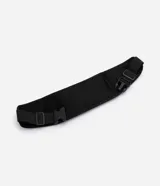 Riñonera Renner de diseño compacto y anatómico, color negro, confeccionada en poliéster. Cuenta con compartimento principal, bolsillo frontal con cierres y salida para auriculares.