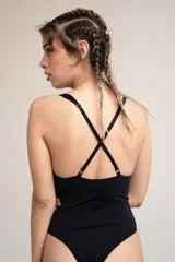 Bodysuit de lycra y tul color verde militar, con aro en el busto, tirantes finos regulables y paneles laterales semitransparentes de malla negra.