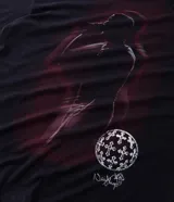 Remera de algodón con corte relajado, cuello redondo y mangas cortas. Presenta una estampa frontal con lettering en color rojo y un diseño gráfico en la espalda.
