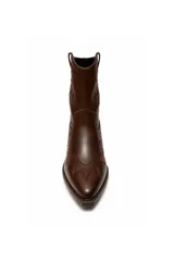 Bota estilo texana de caña media, color negro, con costuras decorativas y bordados en tono sobre tono. Cuenta con taco bloque y puntera perfilada.