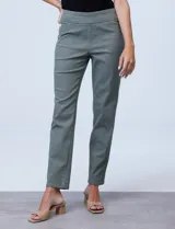 Jegging verde militar de algodón elastizado, marca Ruby Rd. Pretina ancha elastizada, delantera con bolsillos simulados y trasera con bolsillos aplicados.