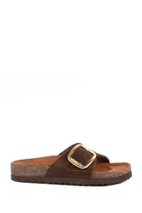 Sandalias marrones de cuero con suela tipo corcho y una tira ancha en el empeine con hebilla metálica grande.
