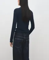 Camiseta azul marino entallada, con cuello redondo y manga larga.