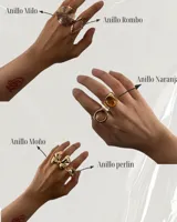 Set de anillos dorados de diferentes diseños y grosores. Incluye un anillo con forma de moneda, un anillo doble, un anillo con forma de gota, un anillo con forma de hoja y un anillo liso.
