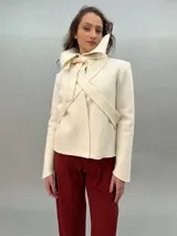 Chaqueta roja de lana merino afieltrada con teñido degradé. Tiene cuello grande y lazos para atar en la cintura.