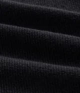 Bermuda de moletón color negro, con cintura elástica y cordón de ajuste. Presenta un diseño liso con bordado sutil en la parte inferior y bolsillos laterales.