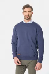 Buzo de felpa color borgoña con cuello redondo, manga larga, bolsillo tipo canguro y logo bordado en el pecho.