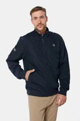 Campera liviana de color verde grisáceo, con cierre frontal, cuello alto y puños elásticos. Presenta un pequeño parche con logo en el pecho.