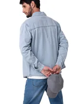 Camisa de denim celeste de manga larga, confeccionada en 100% algodón, con bolsillos frontales con solapa, canesú de estilo western y botones metálicos a presión.