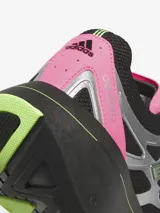 Zapatillas Adidas Adizero Aruku de running, con capellada de malla negra y refuerzos plateados, detalles en verde neón y rosa, y suela de goma negra con plataforma.