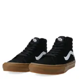 Championes Vans modelo Skate Sk8-Hi de caña alta, color negro con la icónica banda lateral en blanco y suela de goma color caramelo. Confeccionados en una combinación de gamuza y lona, cuentan con cuello acolchado y puntera reforzada para mayor durabilidad.