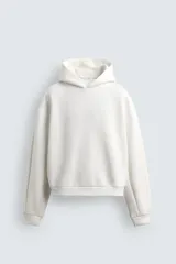 Sudadera tipo hoodie de corte boxy fit, confeccionada en tejido doble compacto de mezcla de algodón. Presenta cuello con capucha, manga larga y acabados en el mismo tejido.