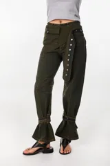 Jean baggy de tiro alto y pierna recta y ancha, color verde militar con efecto acid wash. Presenta bolsillos traseros grandes con costuras destacadas y un monograma bordado en el bolsillo izquierdo.