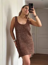 Vestido corto de tejido de punto, color marrón con hilos dorados (lurex) que le dan un brillo sutil. Diseño de tirantes anchos y escote redondo.