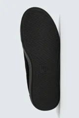Zapatilla urbana de hombre con parte superior de piel con acabado en serraje color marrón. Presenta un diseño minimalista con cordonera oculta y suela de goma a contraste en color negro.