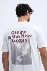 Remera de algodón blanca de corte regular, con cuello redondo, mangas cortas y estampa sutil en el pecho de la marca Brookfield.