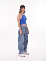 Musculosa negra ajustada al cuerpo con cuello halter y espalda descubierta.