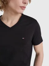Remera de cuello en V Tommy Hilfiger, confeccionada en algodón, con manga corta y logo de la marca bordado en el pecho.