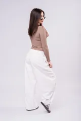 Pantalón de vestir negro de corte wide leg, con diseño de inspiración sastrera y costuras verticales frontales. Presenta un calce fluido y tiro alto.