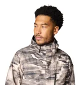 Campera técnica 3 en 1 Columbia, modelo Whirlibird V, con diseño estampado tipo camuflaje en tonos grises. Cuenta con tecnología impermeable Omni-Tech, forro termorreflectante Omni-Heat, capucha ajustable, ventilación en axilas, faldón cortaviento y múltiples bolsillos con cierre.