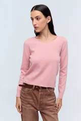 Sweater rosa de lana con cuello en V y mangas largas.