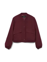 Campera tipo bomber color bordó, con cuello redondo, cierre frontal con botones a presión y bolsillos delanteros con solapa. Presenta puños y ruedo acanalados.
