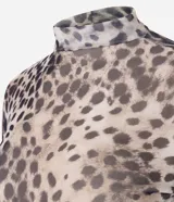 Blusa de tule con estampado animal print, de manga larga y cuello alto.