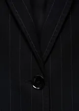 Chaqueta de traje con estampado de raya diplomática, cuello con solapas de muesca y cierre frontal de dos botones. Presenta diseño recto, manga larga con puños abotonados, bolsillo de ribete en el pecho y dos bolsillos laterales con solapa.