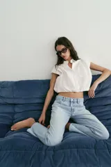 Jeans Z1975 de tiro alto y corte slim, color azul con lavado medio, diseño de cinco bolsillos y bajo sin costuras. Cierre frontal con cremallera y botón metálico.