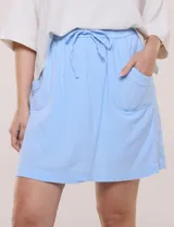 Falda skort corta de algodón color blanco, con cintura elástica y cordón ajustable. Cuenta con amplios bolsillos laterales delanteros tipo parche y short interno incorporado.
